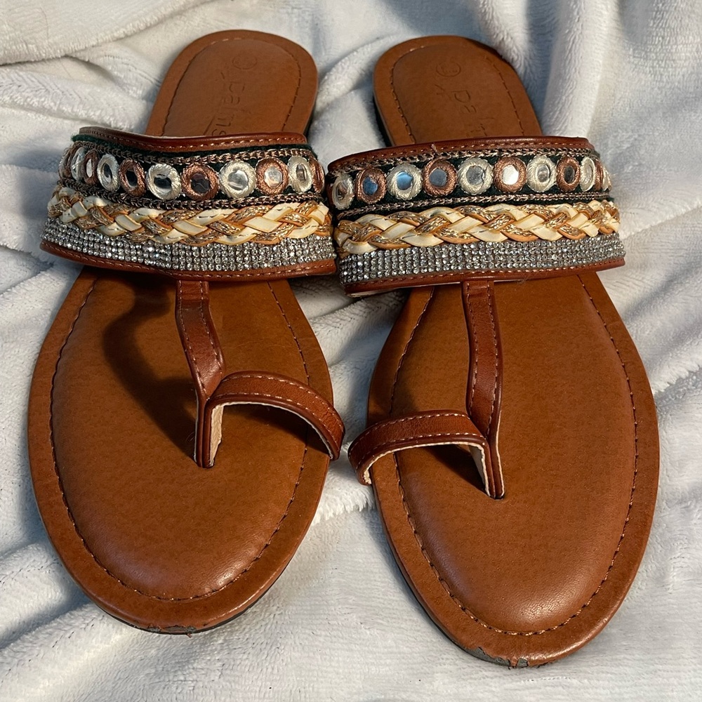 🎈4/25 Pretty summer sandles. Size 9. Used but has life left in them. Sparkle